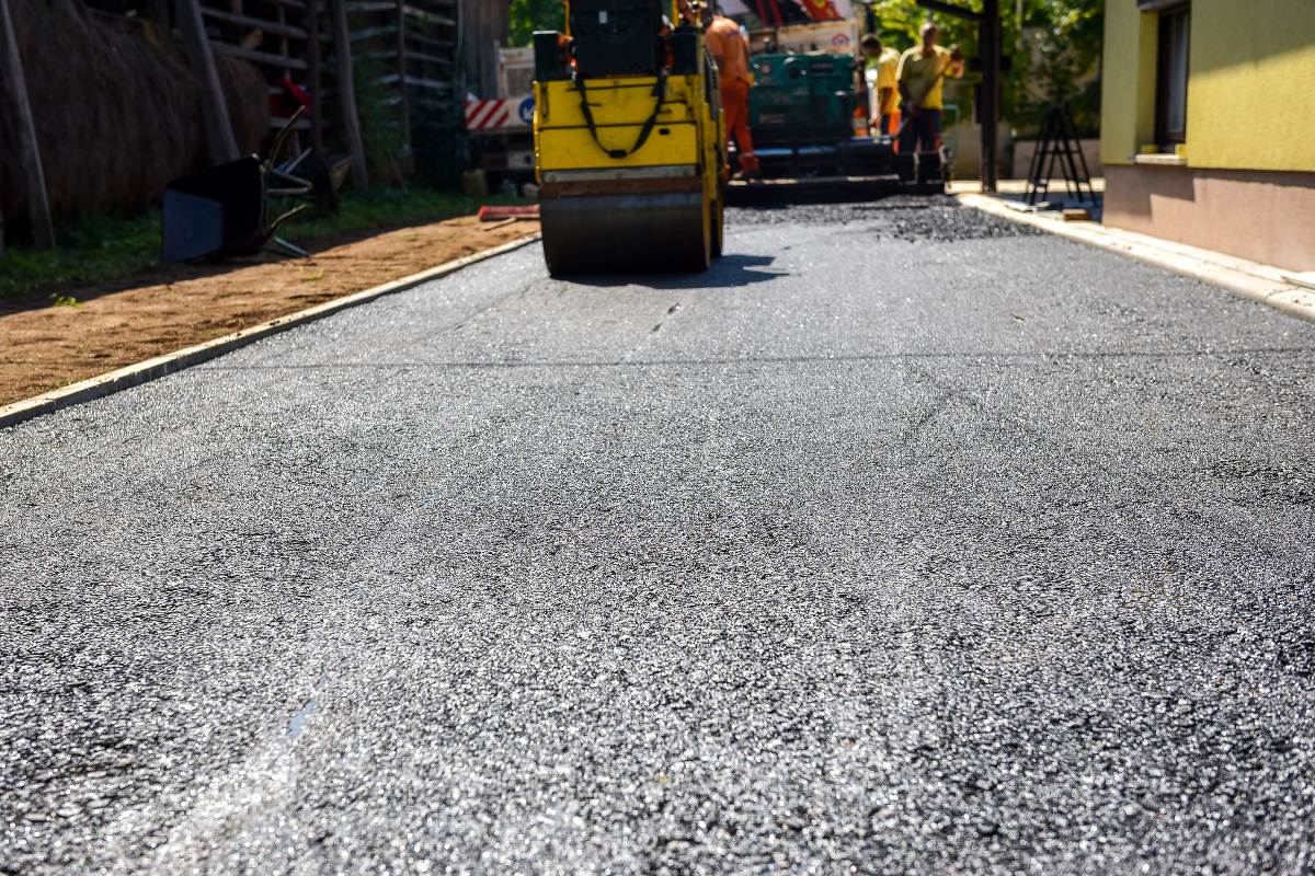 Read more about the article Tips for protecting your asphalt driveway