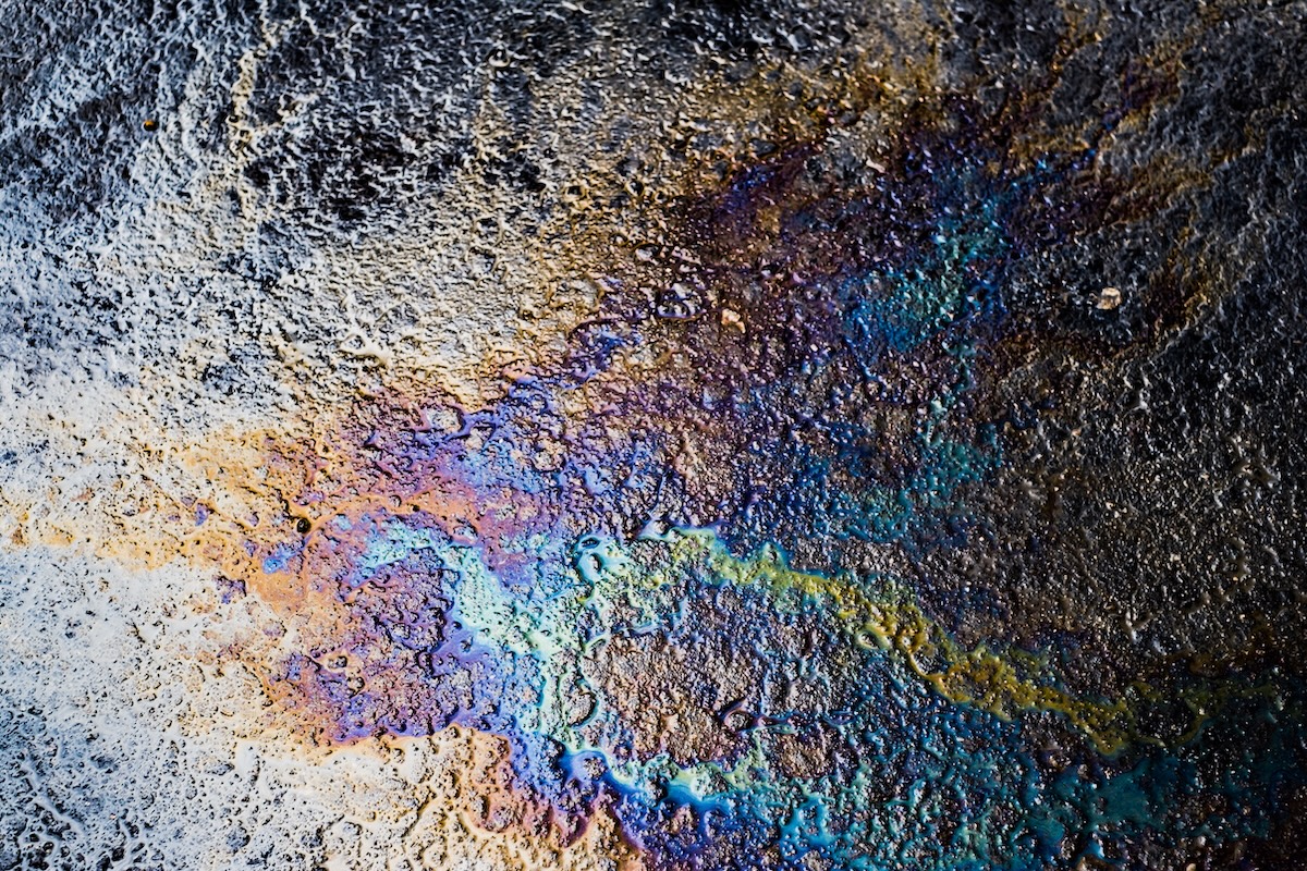 Read more about the article How to Remove Oil Stains From Your Driveway