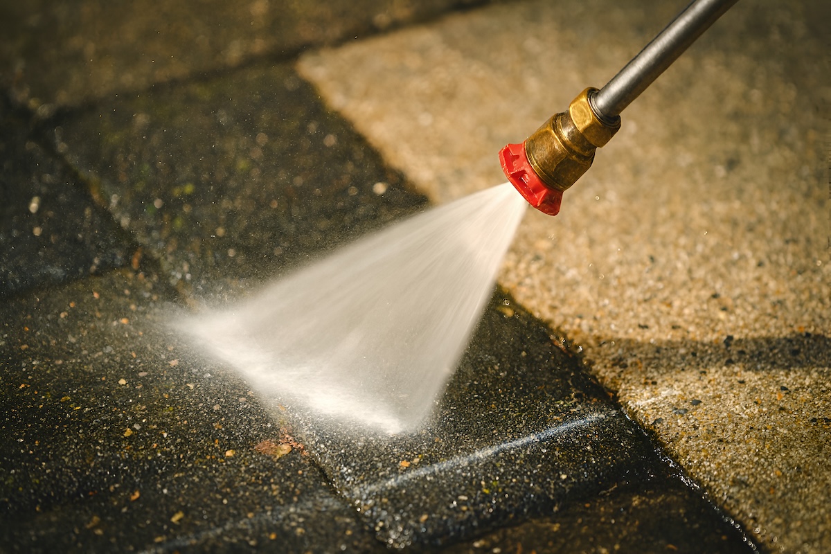 Read more about the article How to Remove Stubborn Fall Stains from Your Driveway