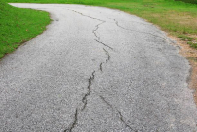 Read more about the article 3 Early Signs Your Driveway May Need Sealing 